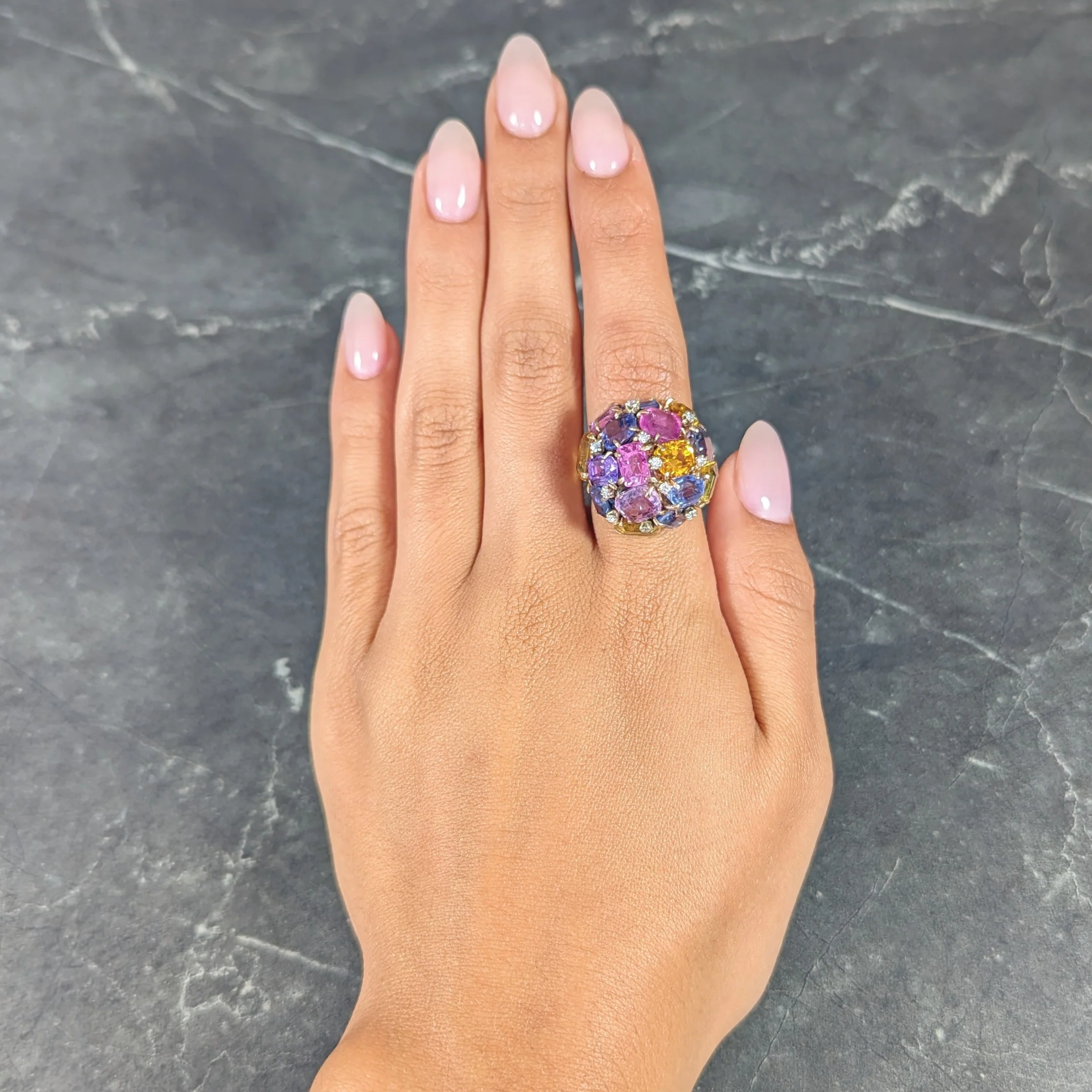 1960s 30.86 CTW Sapphire Heliodor Diamond 14 Karat Yellow Gold Dome Cluster Vintage Ring - Image 14