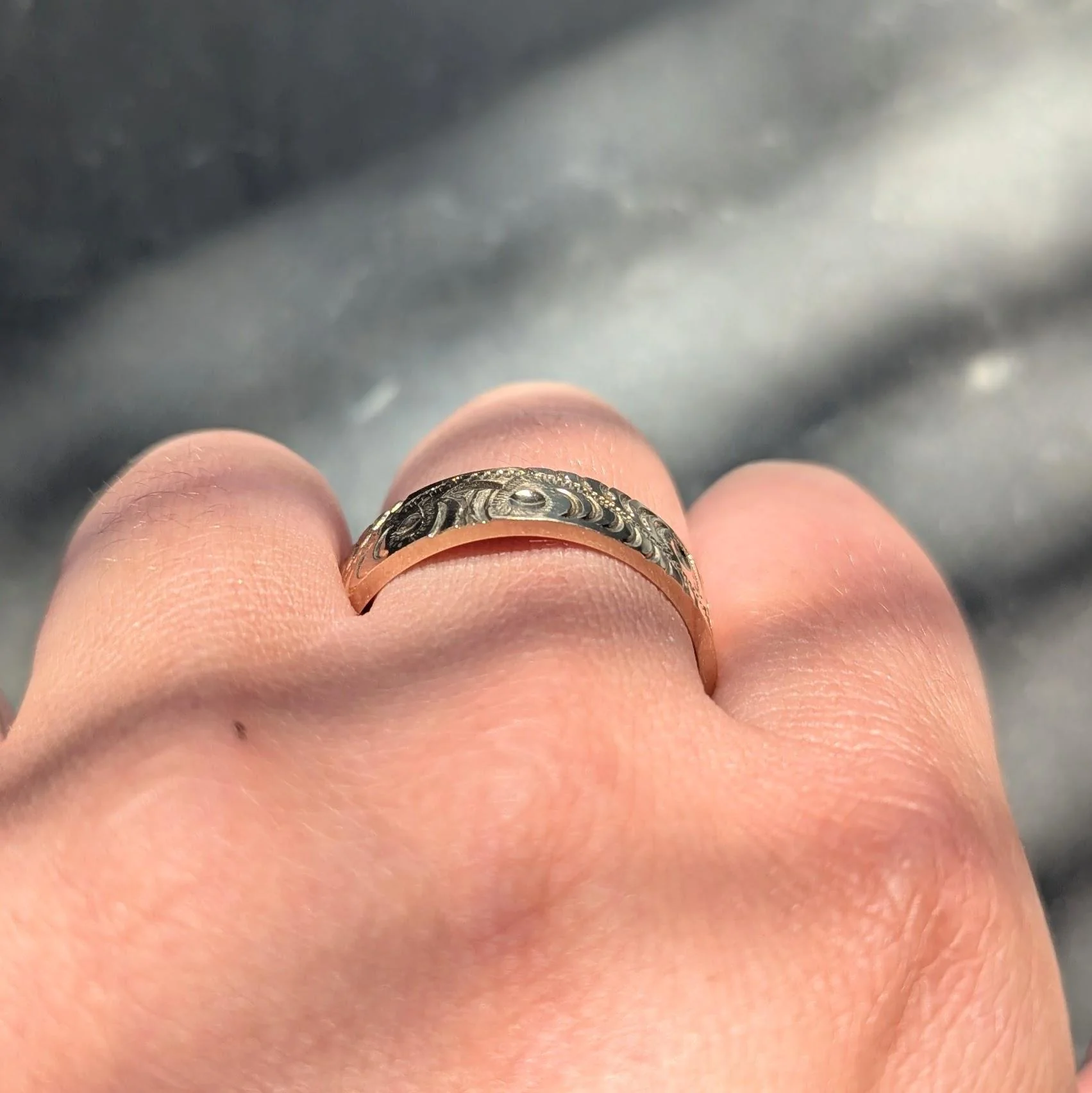 1970's 14 Karat Yellow Gold Vintage Scrolling Unisex Men's Wedding Band Ring - Image 10