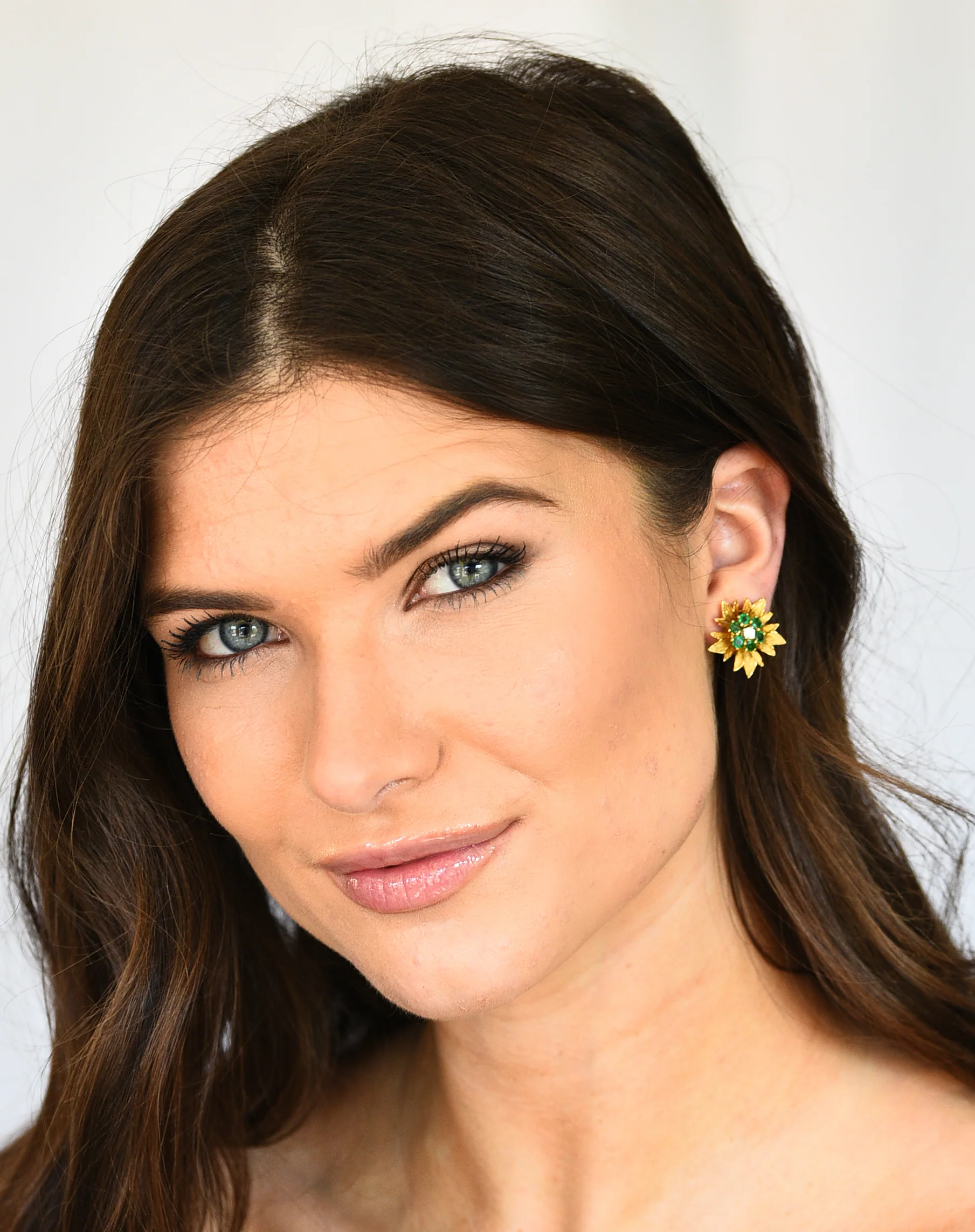 1970's Vintage Emerald Diamond 18 Karat Yellow Gold Flower Ear-Clip Earrings - Image 7