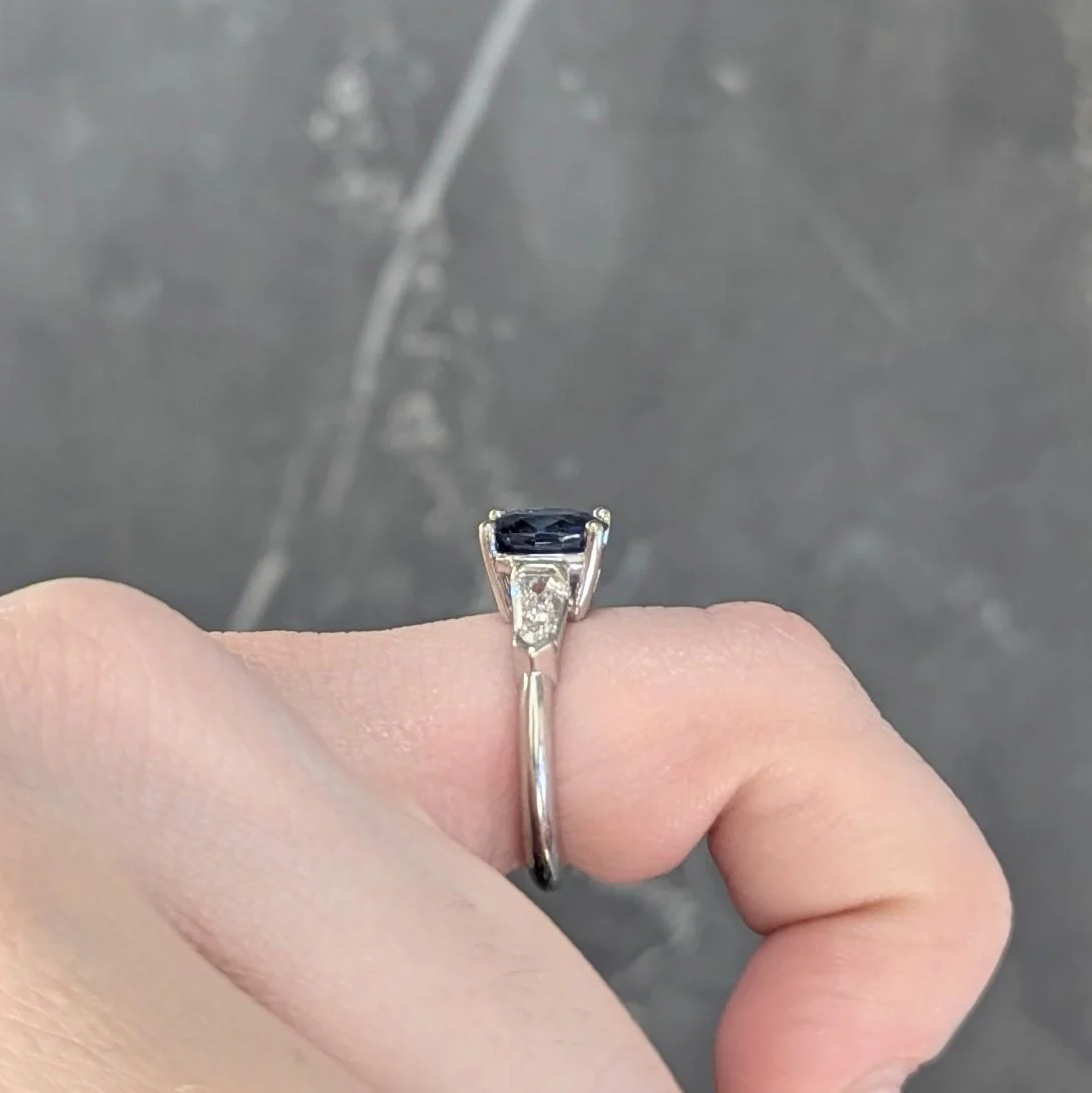 1980's 2.71 CTW Ceylon Sapphire Diamond 14 Karat White Gold Vintage Three Stone Ring GIA - Image 9