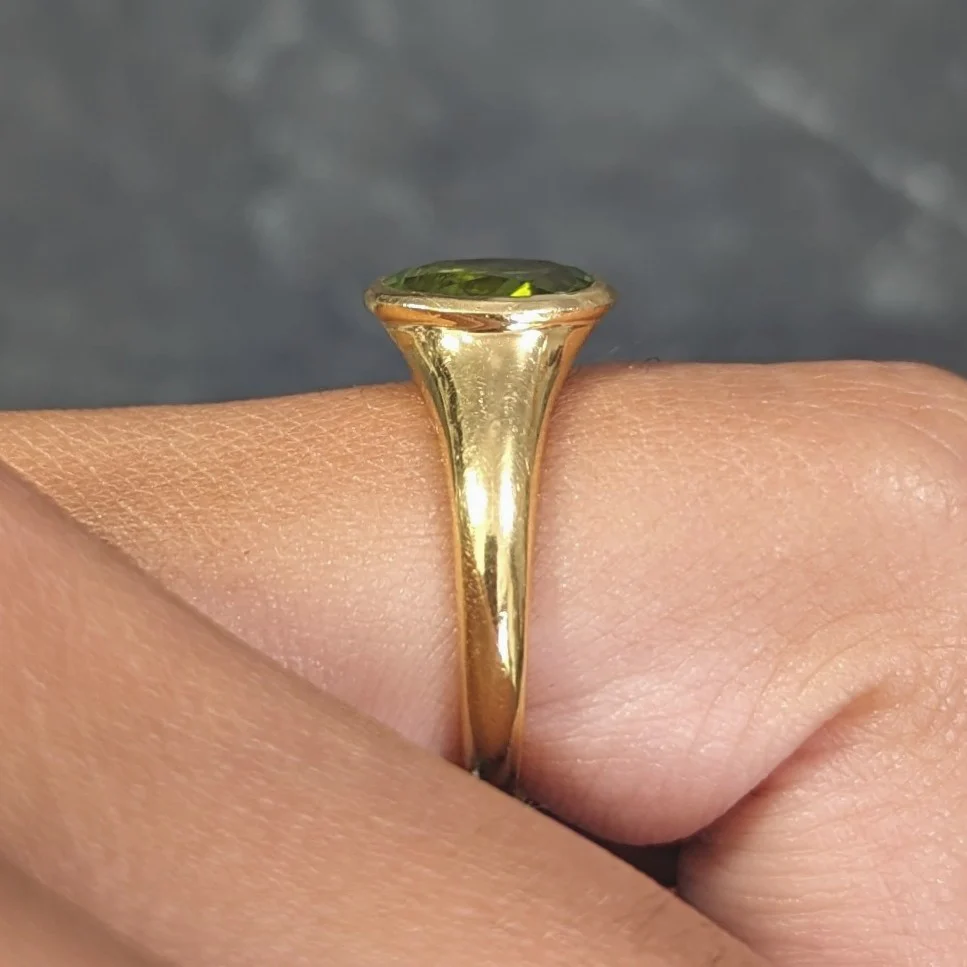 Bulgari 1990s Peridot 18 Karat Yellow Gold Vintage Bezel Ring - Image 15