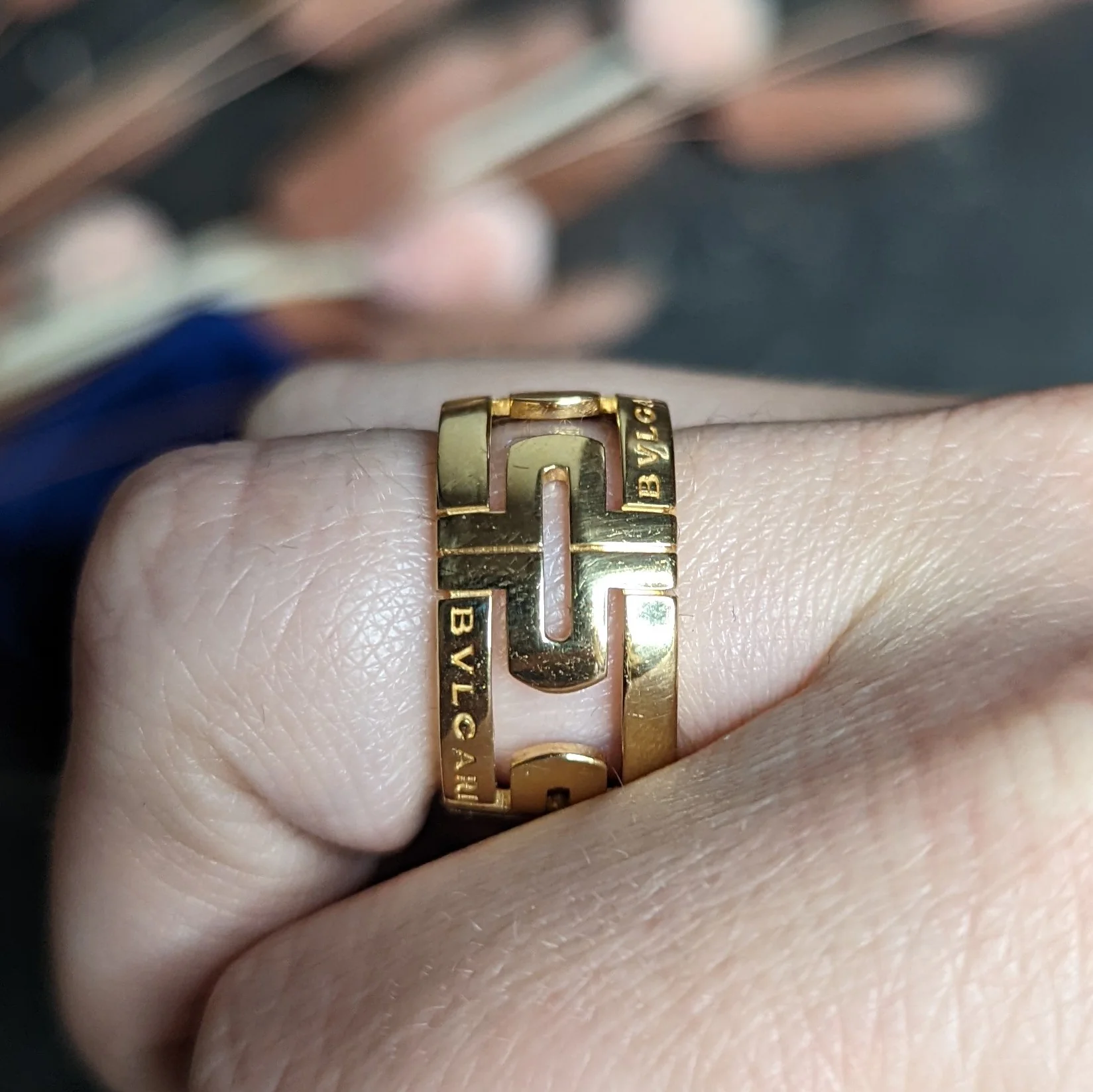 Bulgari Contemporary 18 Karat Gold Parentesi Italian Band Ring - Image 10