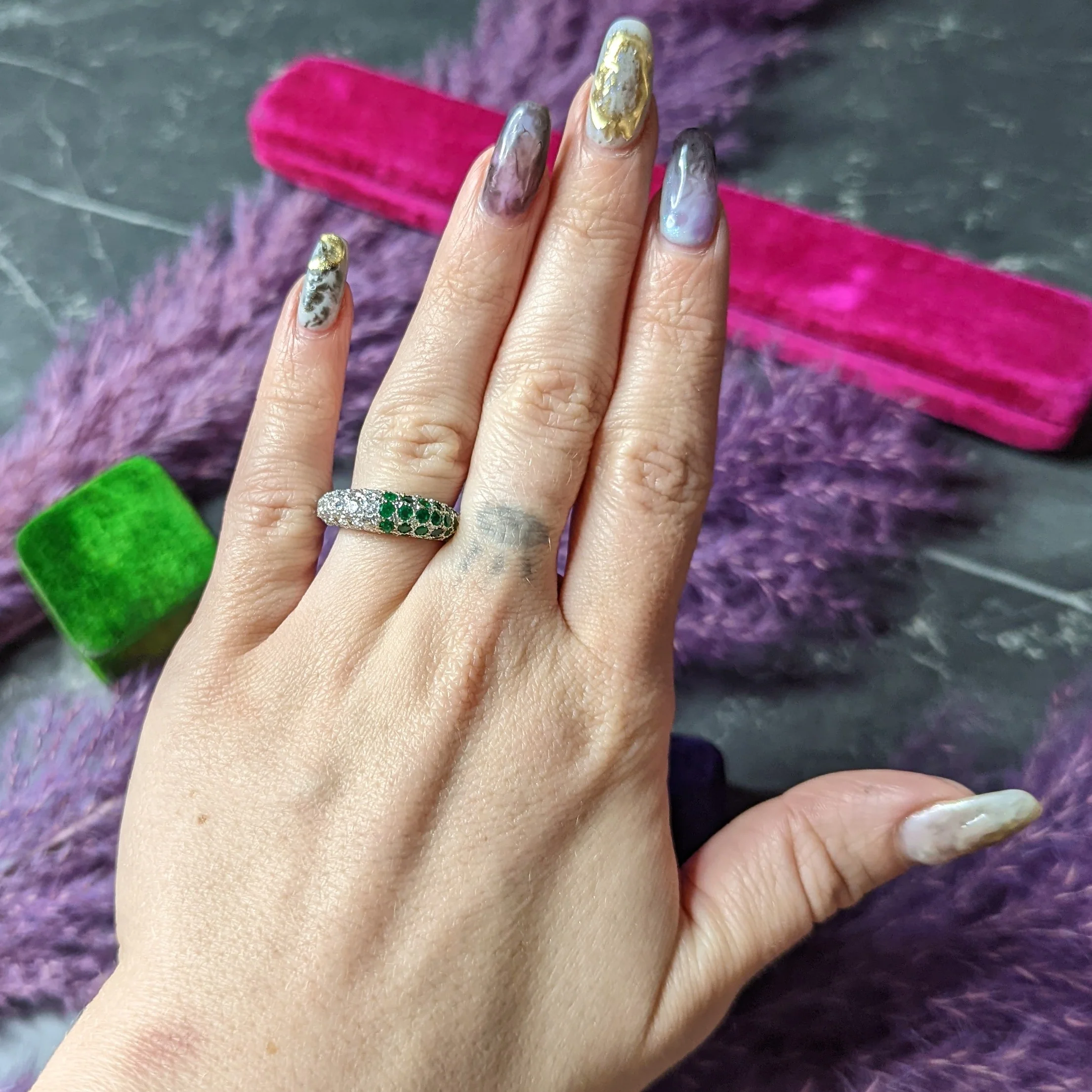 Cartier Paris 2.50 CTW Pavé Emerald Diamond 18 Karat White Gold Vintage Band Ring - Image 12