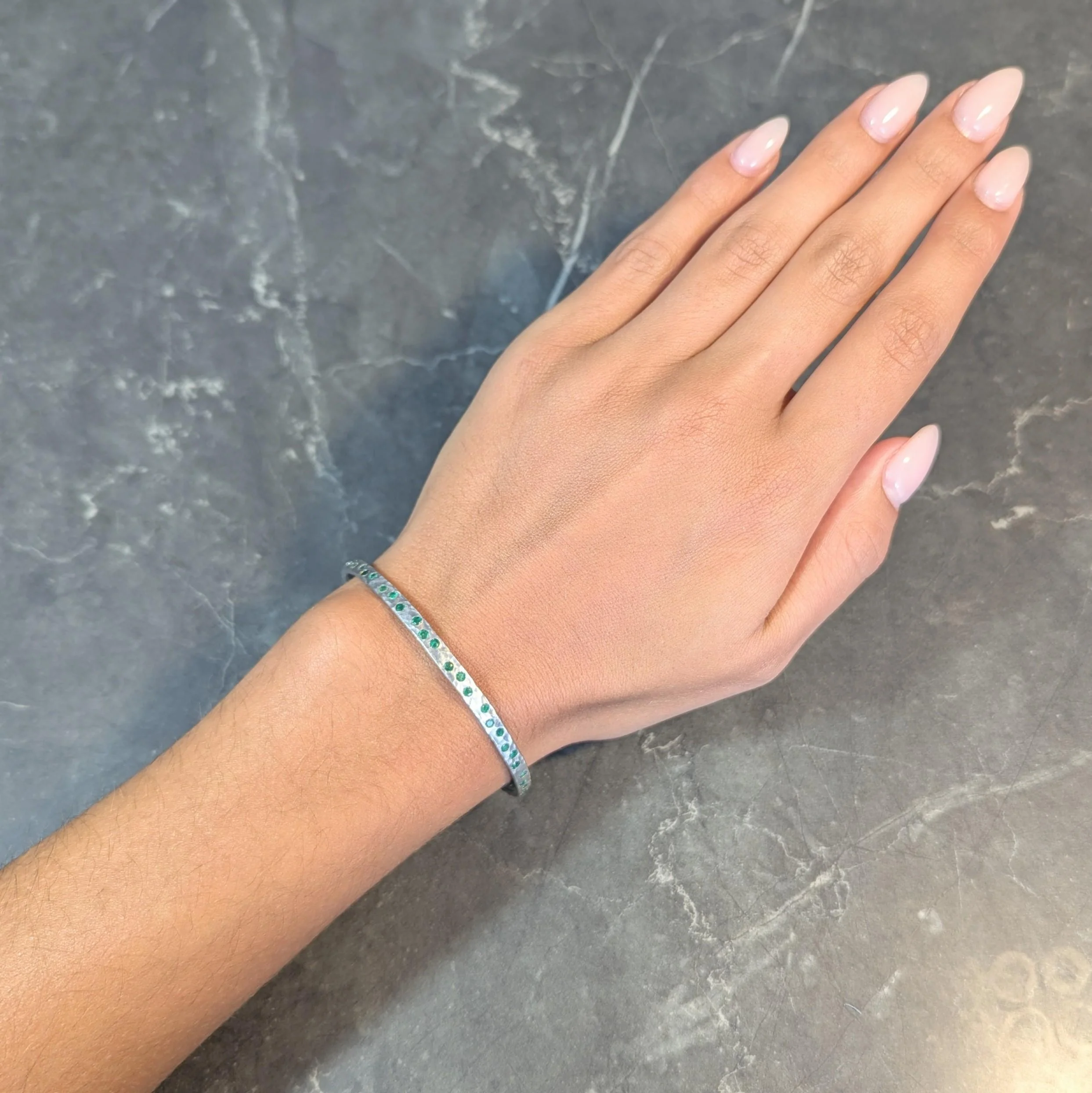 Contemporary 2.70 CTW Emerald 14 Karat White Gold Hammered Bangle Bracelet - Image 10