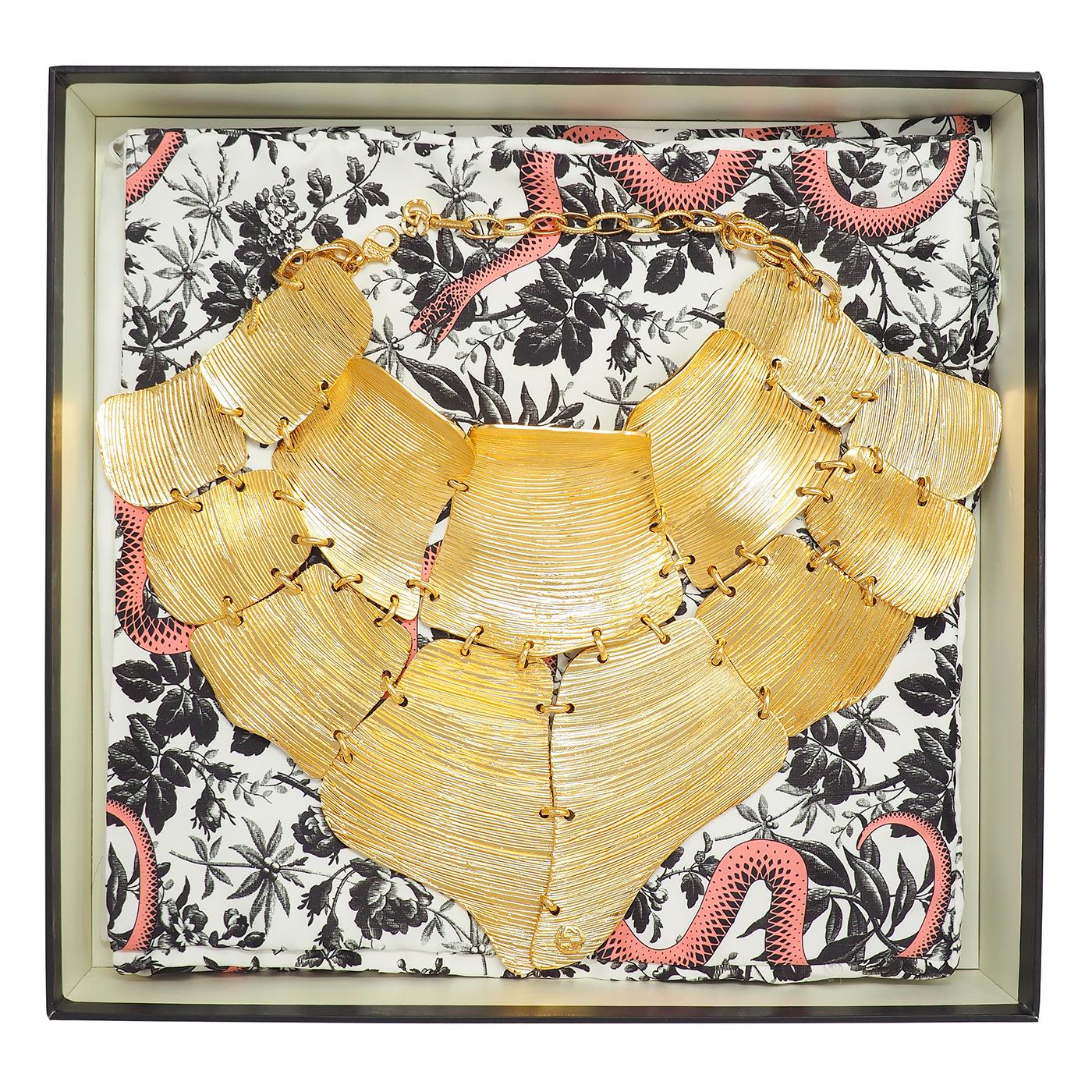Gucci 2019 Runway Gold Plated Textured Bib Collar Statement Necklace - Image 3