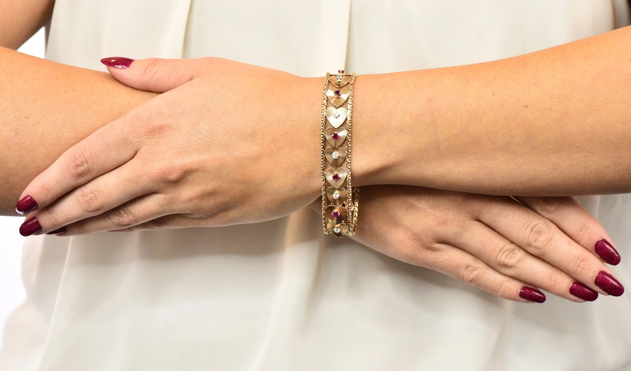 Retro 1.80 CTW Diamond Ruby 14 Karat Gold Heart Bracelet - Image 11