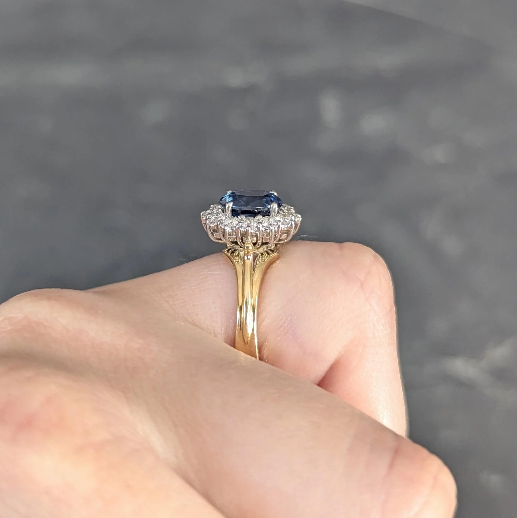 Spark 1990's 2.25 CTW Sapphire Diamond 18 Karat Two-Tone Gold Vintage Halo Ring - Image 10