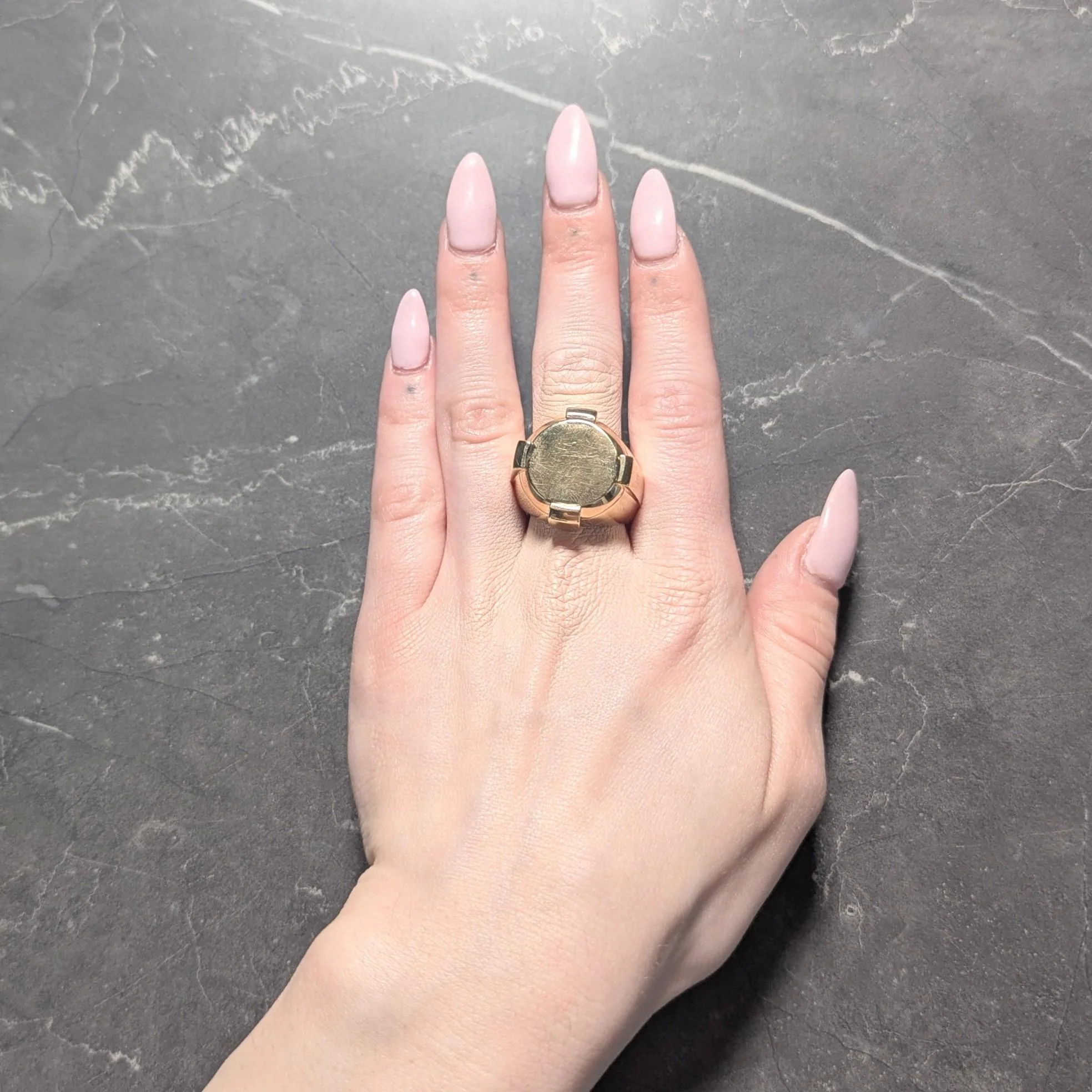 Versace 2000's 18 Karat Yellow Gold Unisex Tablet Signet Ring - Image 7