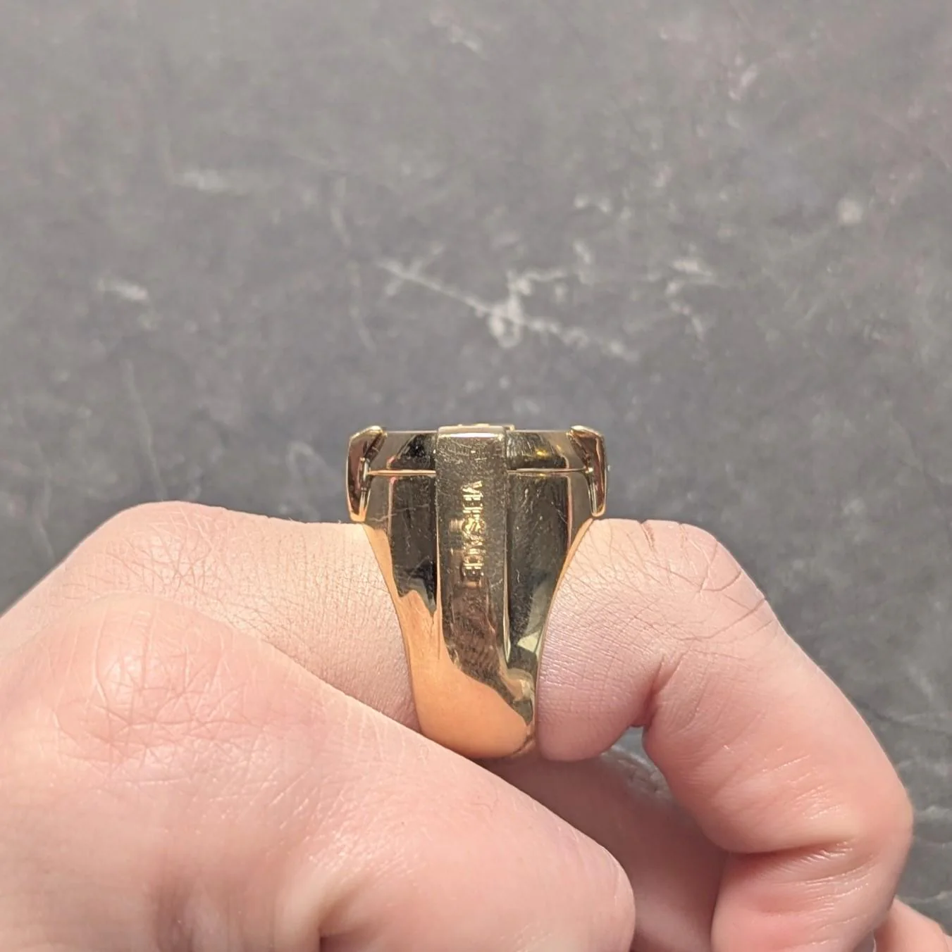 Versace 2000's 18 Karat Yellow Gold Unisex Tablet Signet Ring - Image 9