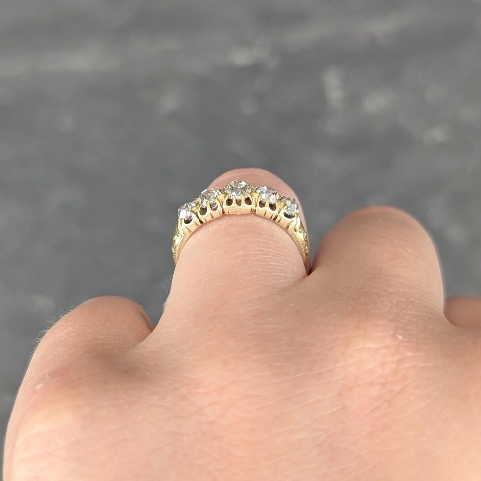 Victorian 0.95 CTW Old Mine Cut Diamond 18 Karat Yellow Gold Antique Five Stone Scroll Band Ring - Image 8