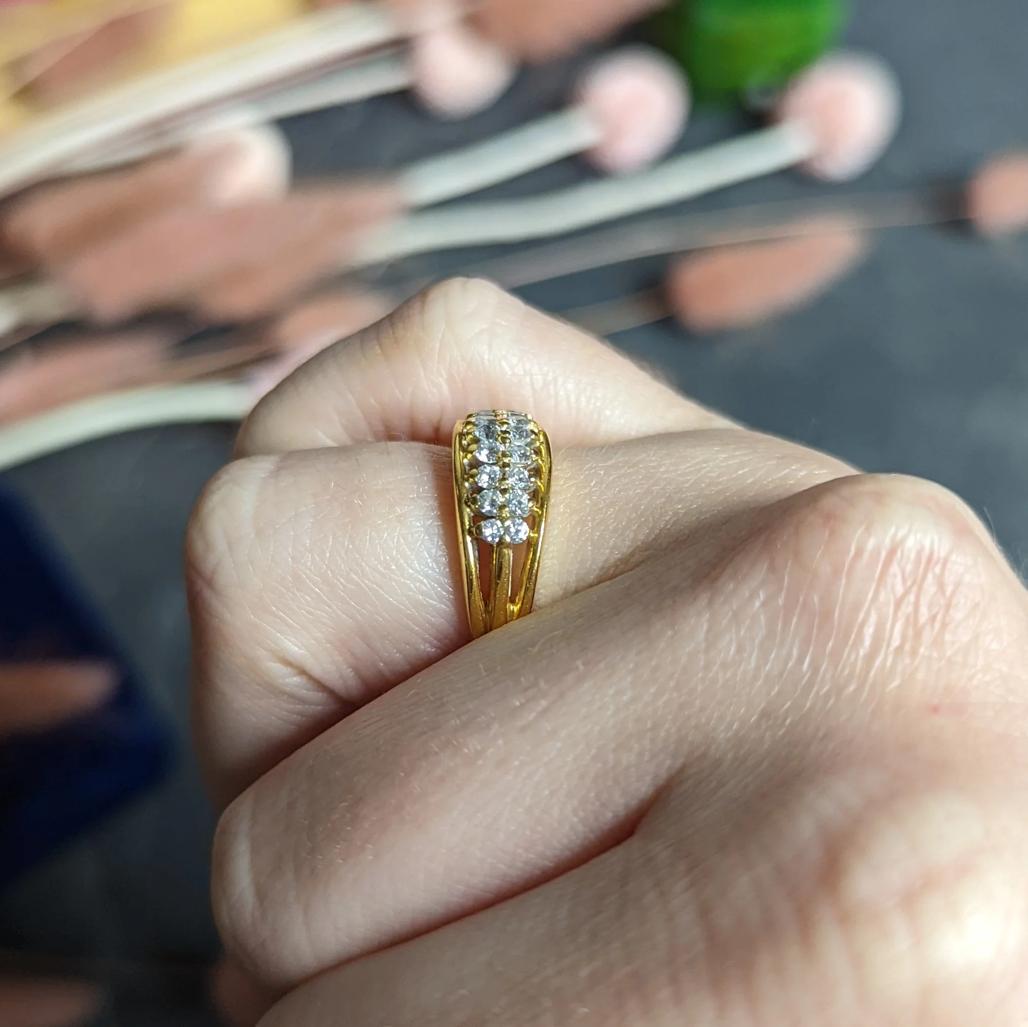 Vintage 0.55 CTW Diamond 18 Karat Gold Split Band Ring - Image 12